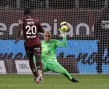  亚洲杯战况：巴塞罗那防线稳固，巴黎圣日耳曼进攻受阻，纳达尔成最佳